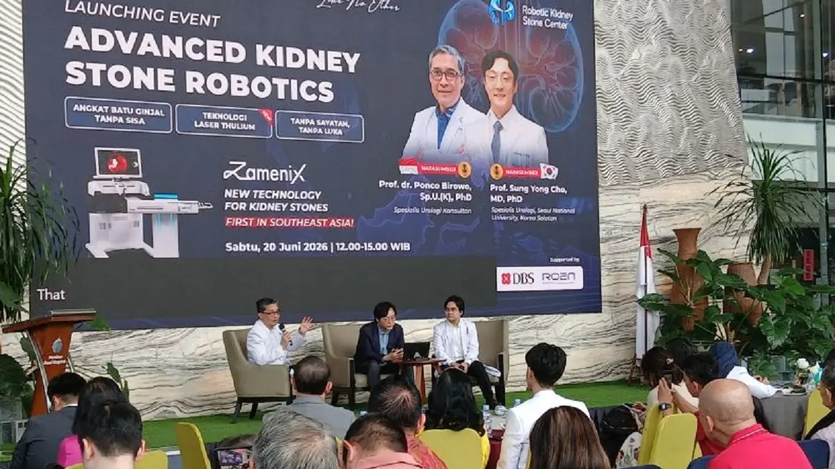 Dokter saat memaparkan teknologi robotik untuk membantu penyembuhan para penderita batu ginjal tanpa operasi di Mandaya Royal Hospital Puri, Tangerang, Banten. (ANTARA)
