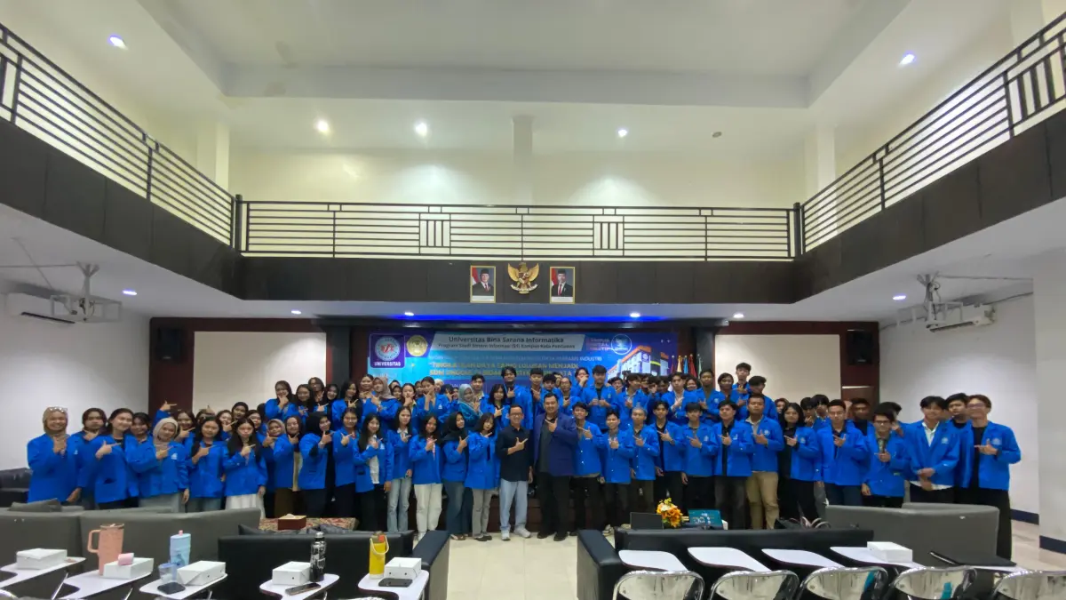 Foto bersama mahasiswa Program Studi Sistem Informasi UBSI Pontianak dalam kegiatan Uji Profisiensi Sistem Basis Data Berbasis Industri bersama CAMP 404, sebagai upaya meningkatkan kompetensi dan daya saing lulusan di era digital.