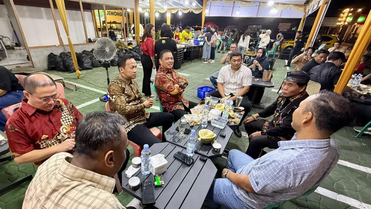 Gubernur Kalimantan Barat, Ria Norsan, berbincang dengan Gubernur Kalimantan Utara, Zainal Arifin Paliwang, saat menikmati durian Balai Karangan (BK) di Bazar Durian BK, Pontianak, Sabtu (20/6/2026). (ISTIMEWA)