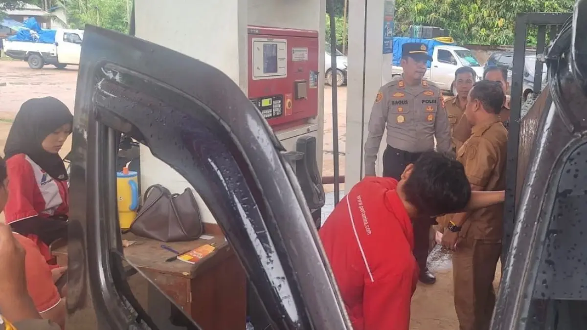 IMBAUAN: Kapolsek Nanga Tayap, AKP Bagus Tri Baskoro, memberikan imbauan kepada petugas SPBU untuk tidak melayani pembelian BBM subsidi menggunakan tangki subsidi.(IST)
