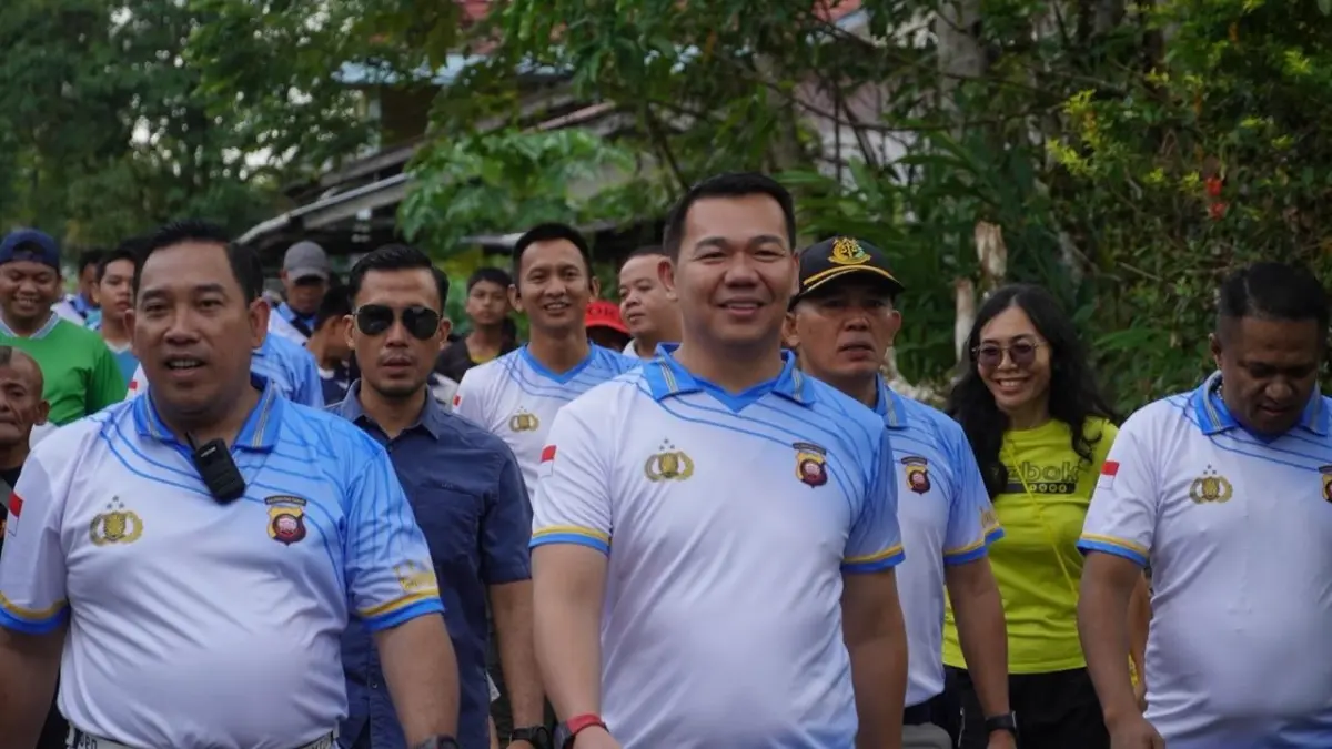 JALAN SEHAT: Bupati Kapuas Hulu, Fransiskus Diaan, mengikuti jalan sehat yang diselenggarakan oleh Polres Kapuas Hulu dalam rangka memperingati hari Bhayangkara ke-80. 