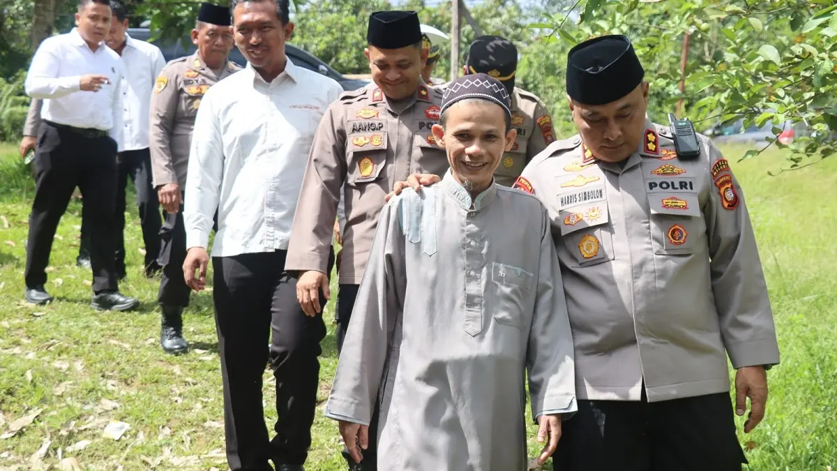 Kapolres Melawi AKBP Harris Batara Simbolon bersama jajarannya mengunjungi pesantren Nurul Yaqin Aflahiyyah. (ISTIMEWA)