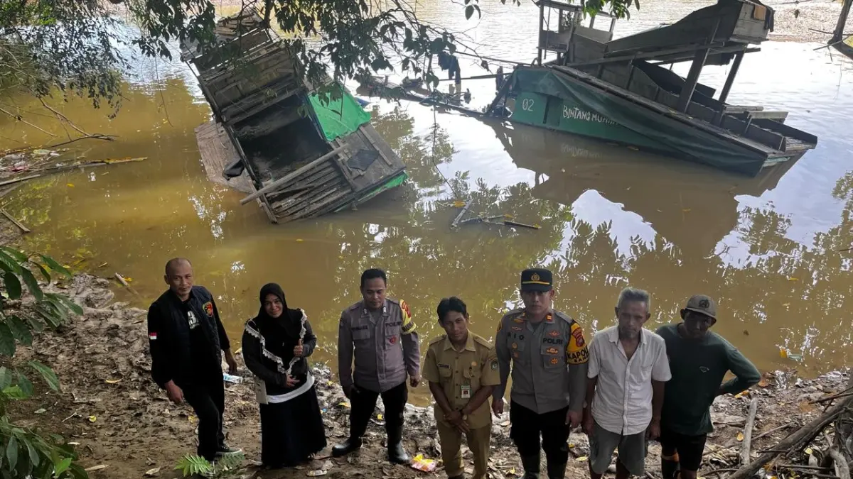 Kapolsek Sandai Iptu Rio Fachrihadi bersama personel dan perangkat Desa Sandai Kiri melakukan peninjauan lokasi dugaan aktivitas Pertambangan Emas Tanpa Izin (PETI) di aliran Sungai Pawan, Kecamatan Sandai, Kabupaten Ketapang, Sabtu (20/6).