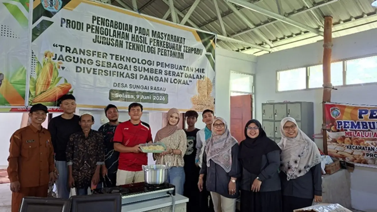 Kepala Desa bersama Tim Pelaksana PKM dan anggota Karang Taruna berfoto setelah mengikuti pelatihan pengolahan jagung menjadi mie (IST)  
