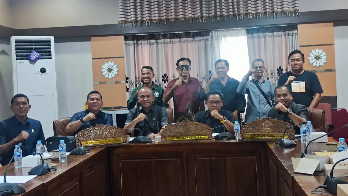 Komisi II melakukan rapat dengan Dewan Karet Kalimantan Barat beberapa waktu lalu. (DENY HAMDANI/PONTIANAK POST)