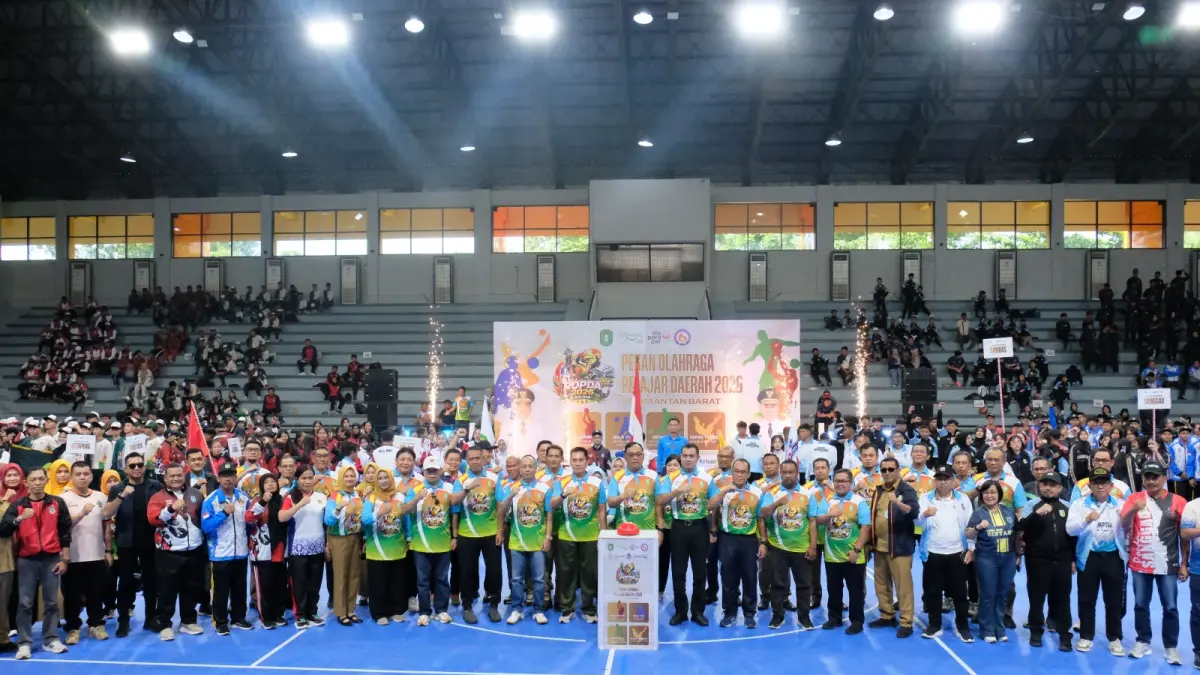 Kontingen pelajar dari 13 kabupaten dan kota mengikuti pembukaan POPDA Kalbar 2026 di GOR Pangsuma Pontianak, Senin (22/6). Ajang ini menjadi wadah penjaringan atlet muda sekaligus sarana menanamkan sportivitas, disiplin, dan semangat berprestasi.