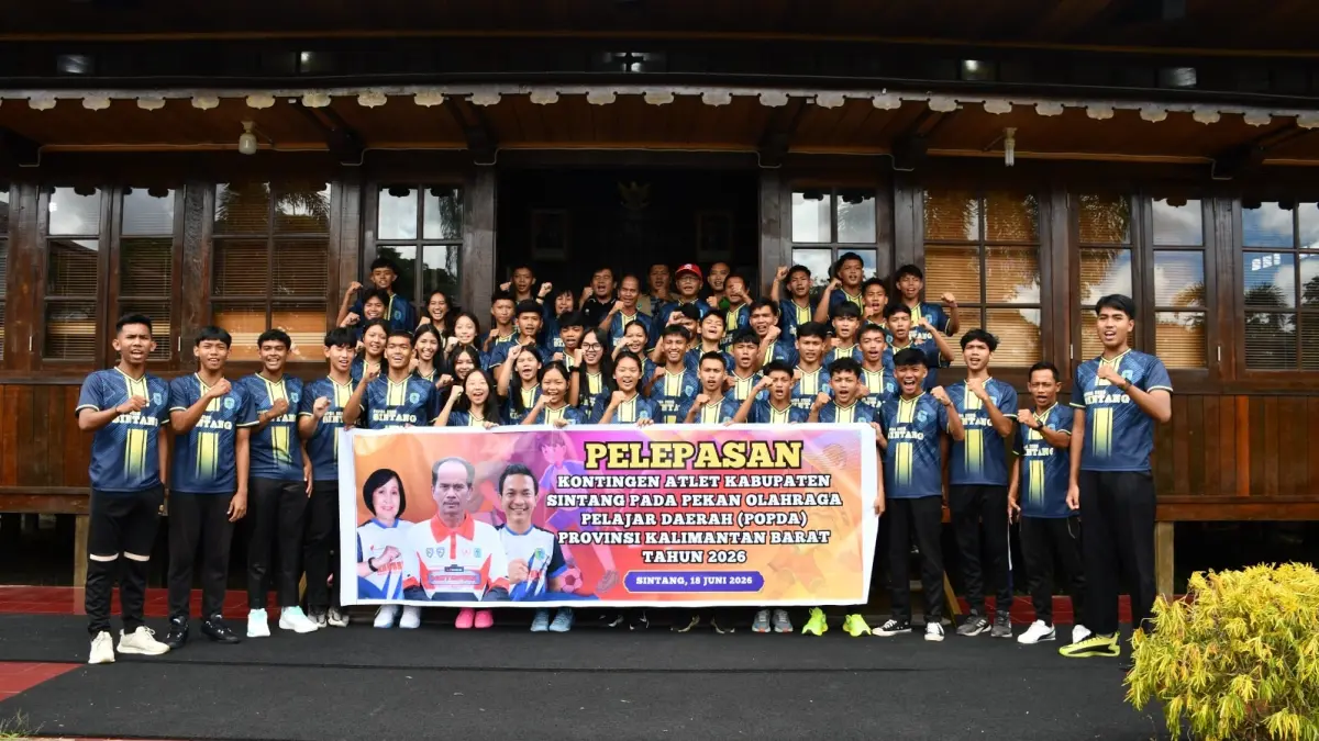 LEPAS KONTINGEN: Bupati Sintang Gregorius Herkulanus Bala melepas kontingen Kabupaten Sintang untuk Popda Tingkat Provinsi Kalimantan Barat.