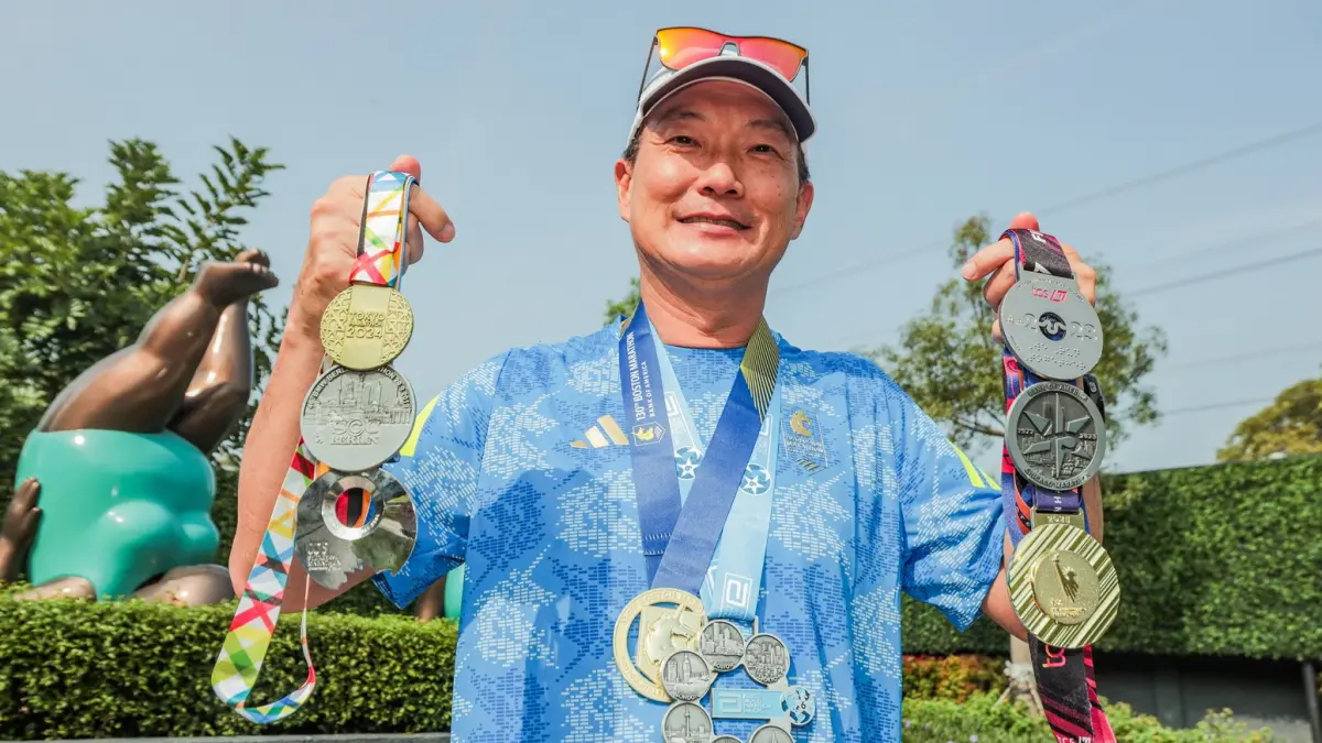 Aris Djanardono menunjukkan medali world major marathon miliknya di Kawasan Citraland, Sabtu (6/6) Di usia 58 tahun, Aris berhasil menyelesaikan enam world major marathon dan meraih medali khusus Six Stars Marathon. Pengalaman tendon putus di kedua kaki justru jadi pelecut semangatnya dalam berlari. Ia masih menargetkan dua marathon mancanegara lagi yang digadang akan jadi world major marathon, yaitu Cape Town Marathon dan Shanghai Marathon. RIANA SETIAWAN/JAWA POS
