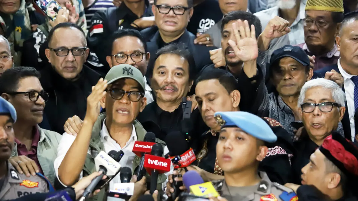 Pakar telematika Roy Suryo dan dua rekannya usai menjalani pemeriksaan perdana sebagai tersangka dalam kasus dugaan tudingan ijazah palsu Presiden ke-7 Indonesia Joko Widodo di Mapolda Metro Jaya, Jakarta, Kamis (13/11/2025). (DERY RIDWANSAH/ JAWA POS)