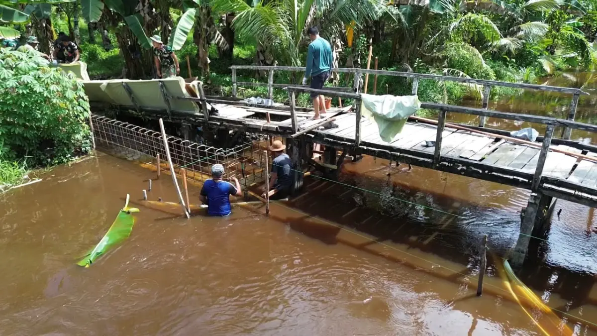 Pekerjaan pembangunan jembatan beton komposit kedua di Desa Sungai Bakau Besar Darat. (ISTIMEWA)