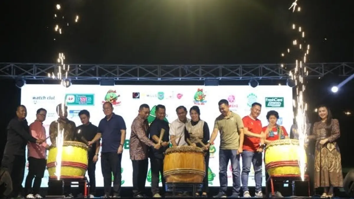 Pembukaan Festival Bakcang Singkawang 2026 oleh Wali Kota Singkawang, Tjhai Chui Mie, di panggung utama depan Kantor Wali Kota Singkawang, Jumat (19/6). 