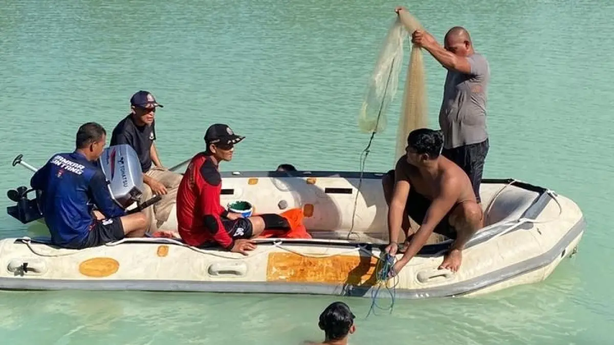 PENCARIAN: Tim SAR Gabungan melakukan proses pencarian MRW di Danau Biru Sintang, Minggu (21/6).