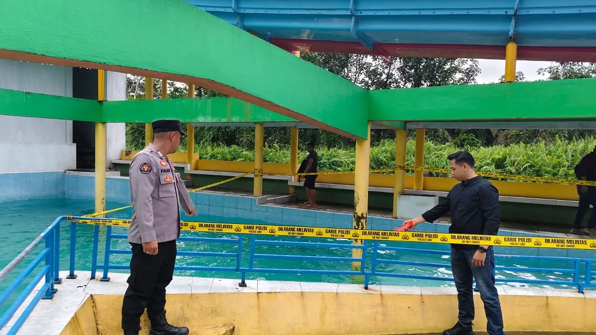 Polisi lakukan olah TKP di kolam renang usai insiden tragis yang menelan korban jiwa.
