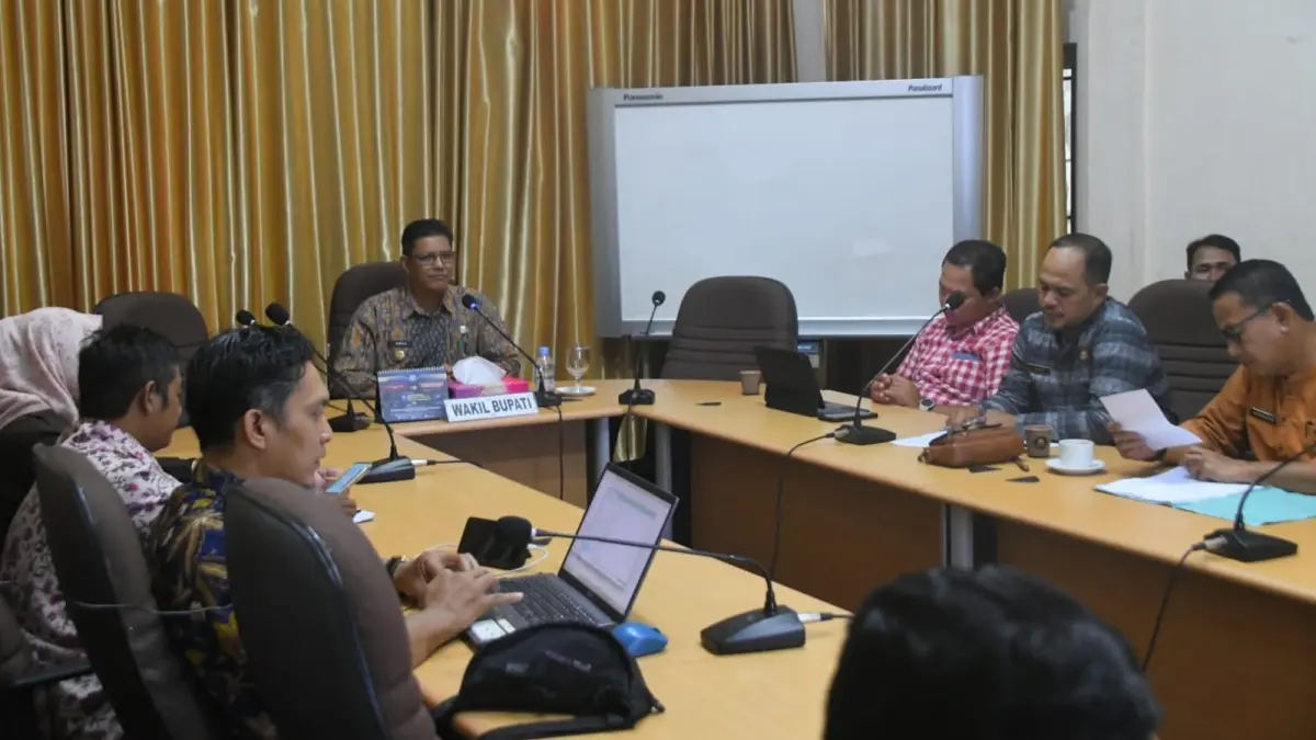 RAPAT BBM: Rapat evaluasi kebutuhan Kuota Jenis Bahan Bakar Tertentu (JBT) dan Jenis Bahan Bakar Khusus Penugasan (JBKP) pada tingkat SPBU dan SPBN yang dipimpin langsung Wakil Bupati Kayong Utara, Amru Chanwari.(IST)