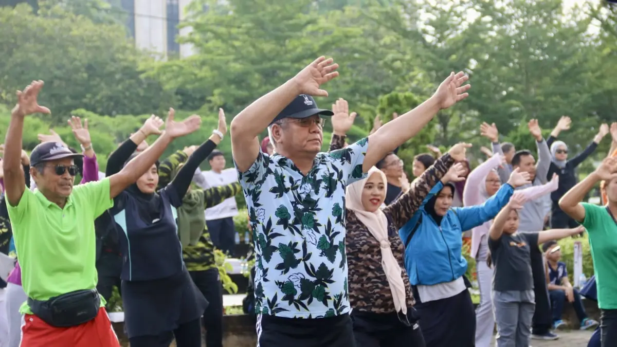 Sekretaris Daerah Provinsi Kalbar, Harisson saat mengikuti kegiatan senam bersama dalam rangka Hari Keluarga Nasional (Harganas) ke-33 yang digelar di halaman Museum Provinsi Kalbar, Minggu (21/6). (Adpim Pemprov Kalbar)