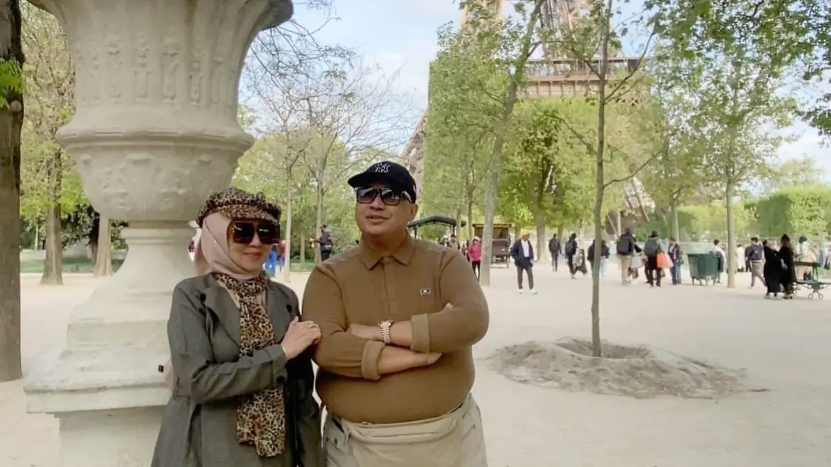 Syafaruddin Daeng Usman dan istri dengan latar belakang grands boulevards di Paris (IST) 