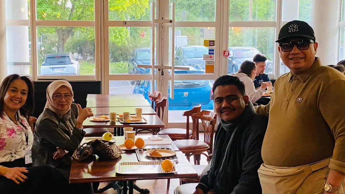 Syafarudin Daeng Usman bersama teman-temannya saat berada di restoran legendaris kelas dunia Paris. (IST)   