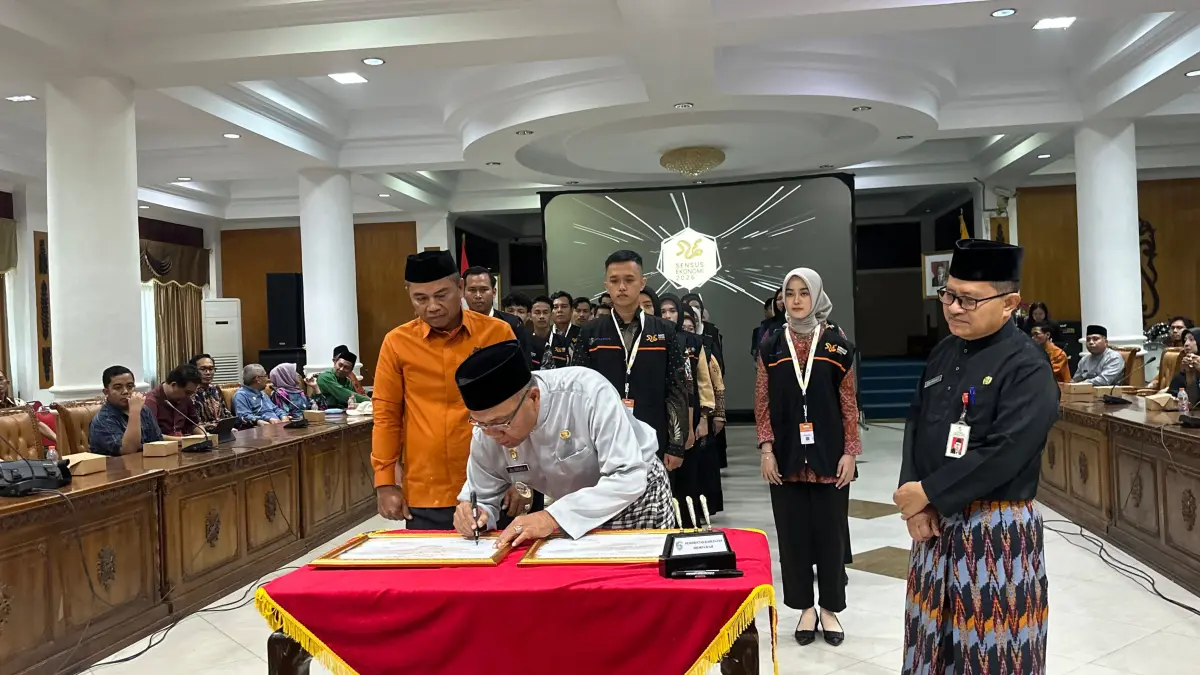 Wakil bupati saat menandatangani komitmen pencanangan sensus ekonomi 2026. (ISTIMEWA)