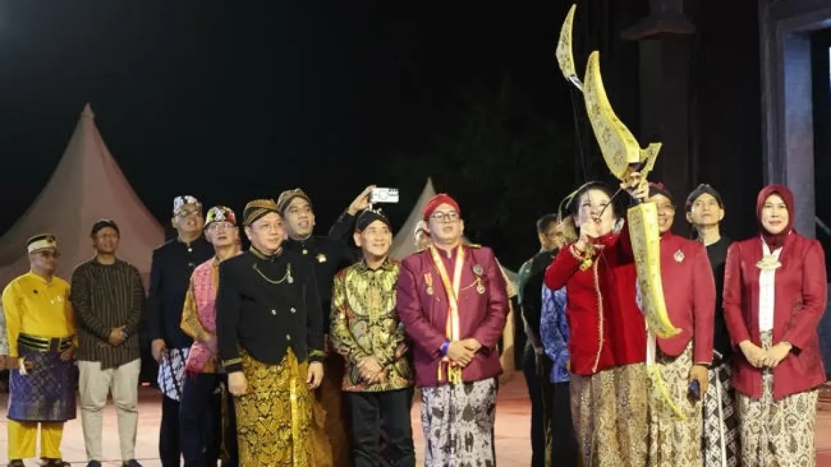 Wali Kota Singkawang Tjhai Chui Mie membuka Grebeg Suro 2026 di stadion Kridasana, Sabtu (21/6/2026) malam.