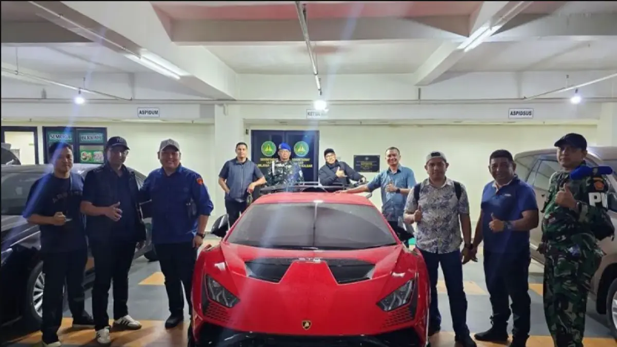 Penyidik Kejaksaan Agung menunjukkan mobil mewah Lamborghini Aventador yang disita dari Sudianto (SDT) alias Aseng, beneficial owner PT Quality Success Sejahtera (QSS), tersangka kasus dugaan korupsi tata kelola izin usaha pertambangan (IUP) dan ekspor bauksit di Kalimantan Barat periode 2017–2025. (Kejaksaan Agung)