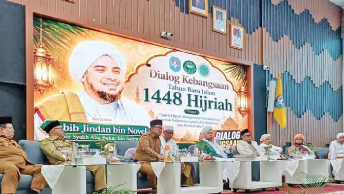 Pimpinan Yayasan Al Fachriyah Habib Jindan Bin Novel bin Jindan (lima dari kiri) menyampaikan pesan kebangsaan sekaligus tausyiah pada Dialog Kebangsaan Memperingati Tahun Baru Islam 1448 Hijriah di Aula Praja Utama Kantor Bupati Kubu Raya, Senin (22/6).  (Ashri Isnaini/Pontianak Post)