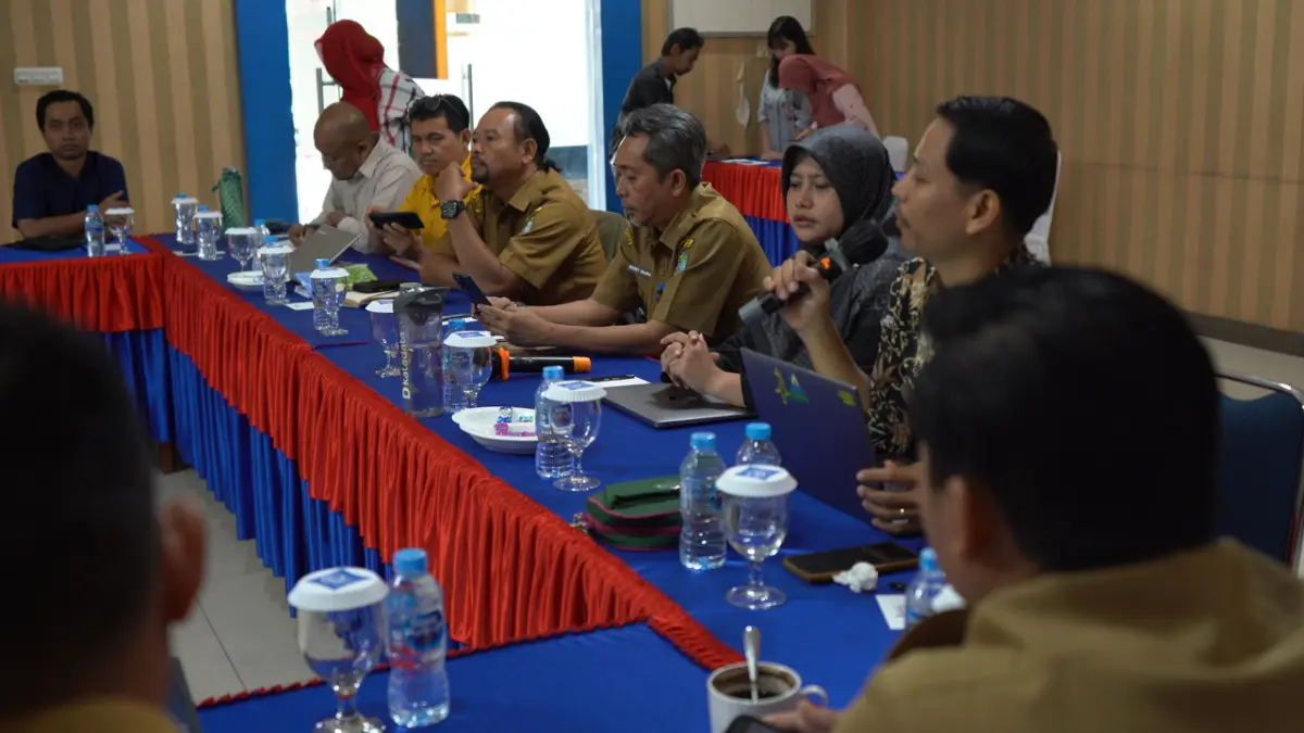 Kolaborasi lintas sektor di Kabupaten Sintang antara BRIDA, KADATA Green, OPD, akademisi, tokoh masyarakat, dan media lokal dalam pemetaan potensi bioekonomi unggulan sebagai fondasi ekonomi hijau berkelanjutan di masa depan. (23/06/2026)(Agung Rajali Saputra/Pontianak Post)