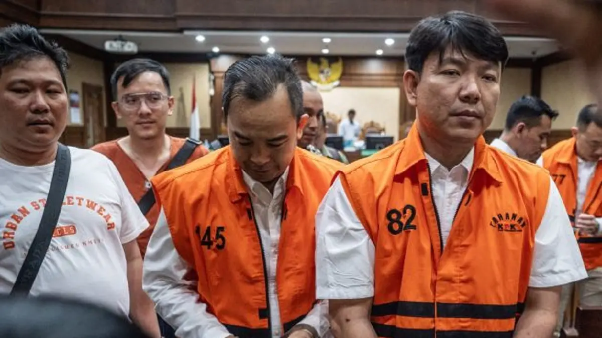 Terdakwa kasus dugaan suap kepada sejumlah pejabat di Direktorat Jenderal Bea dan Cukai Kementerian Keuangan John Field (ketiga kiri), Dedy Kurniawan (kanan) dan Andri (ketiga kanan) berjalan keluar usai sidang pembacaan tuntutan di Pengadilan Tipikor, Jakarta, Senin (22/6).&nbsp; (ANTARA FOTO/Bayu Pratama S/foc.)