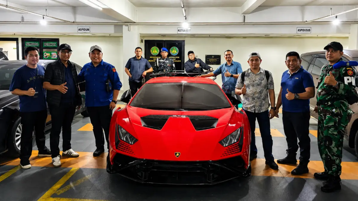 DISITA - Mobil mewah Lamborghini Aventador menjadi barang bukti yang disita Kejaksaan Agung dari Sudianto (SDT) alias Aseng, tersangka kasus korupsi IUP PT QSS di Kalimantan Barat. Penyitaan aset tersebut merupakan bagian dari upaya pemulihan kerugian negara dalam perkara dugaan penyimpangan tata kelola pertambangan bauksit periode 2017–2025. (KEJAKSAAN AGUNG)