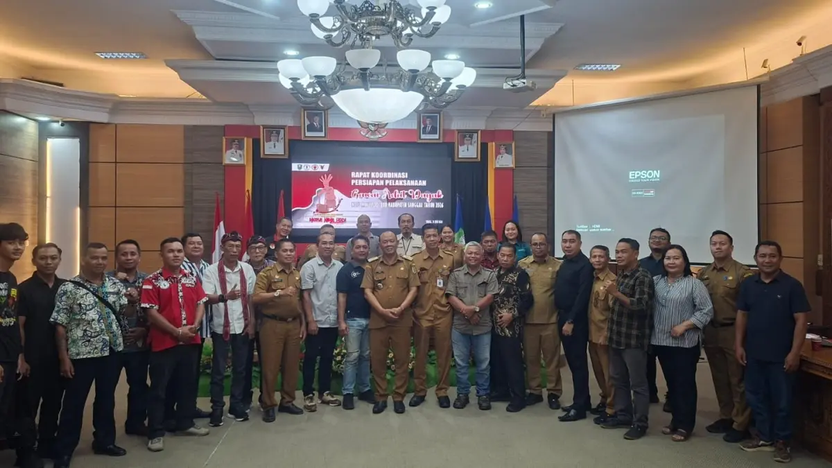 Panitia Gawai Adat Dayak Nosu Minu Podi XXII Kabupaten Sanggau Tahun 2026 berfoto bersama usai rapat persiapan di Aula Kantor Bupati Sanggau, Selasa (23/6/2026), yang membahas pemantapan pelaksanaan gawai bertema “Dayak Lestari dan Bermartabat” di Rumah Betang Raya Dori Mpulor. (Istimewa)
