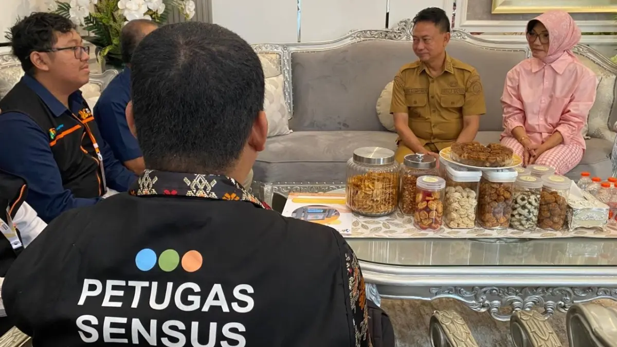 Wali Kota Pontianak Edi Rusdi Kamtono menerima tim petugas Sensus Ekonomi 2026 yang melakukan pendataan langsung di kediamannya, Senin (22/6). Pemerintah Kota Pontianak mendukung pelaksanaan sensus sebagai upaya memperoleh data ekonomi yang akurat untuk penyusunan kebijakan pembangunan dan pemberdayaan masyarakat. (ISTIMEWA)