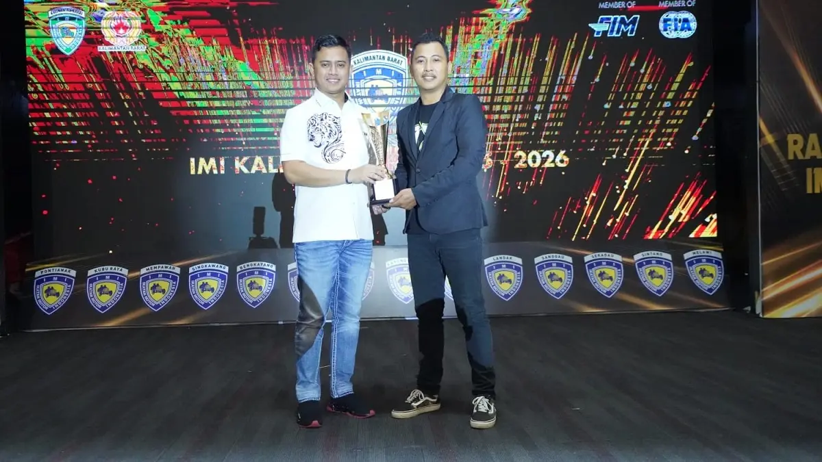 Aan Forpus (memegang piala) usai dinobatkan sebagai Juara Umum Kejurprov Mini 4WD IBC Kalbar 2025. (DOK PRIBADI)

