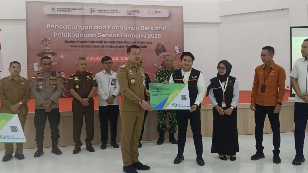 BPJS : Bupati Kapuas Hulu Fransiskus Diaan saat menyerahkan secara simbolis perlindungan BPJS Ketenagakerjaan bagi petugas sensus ekonomi.  