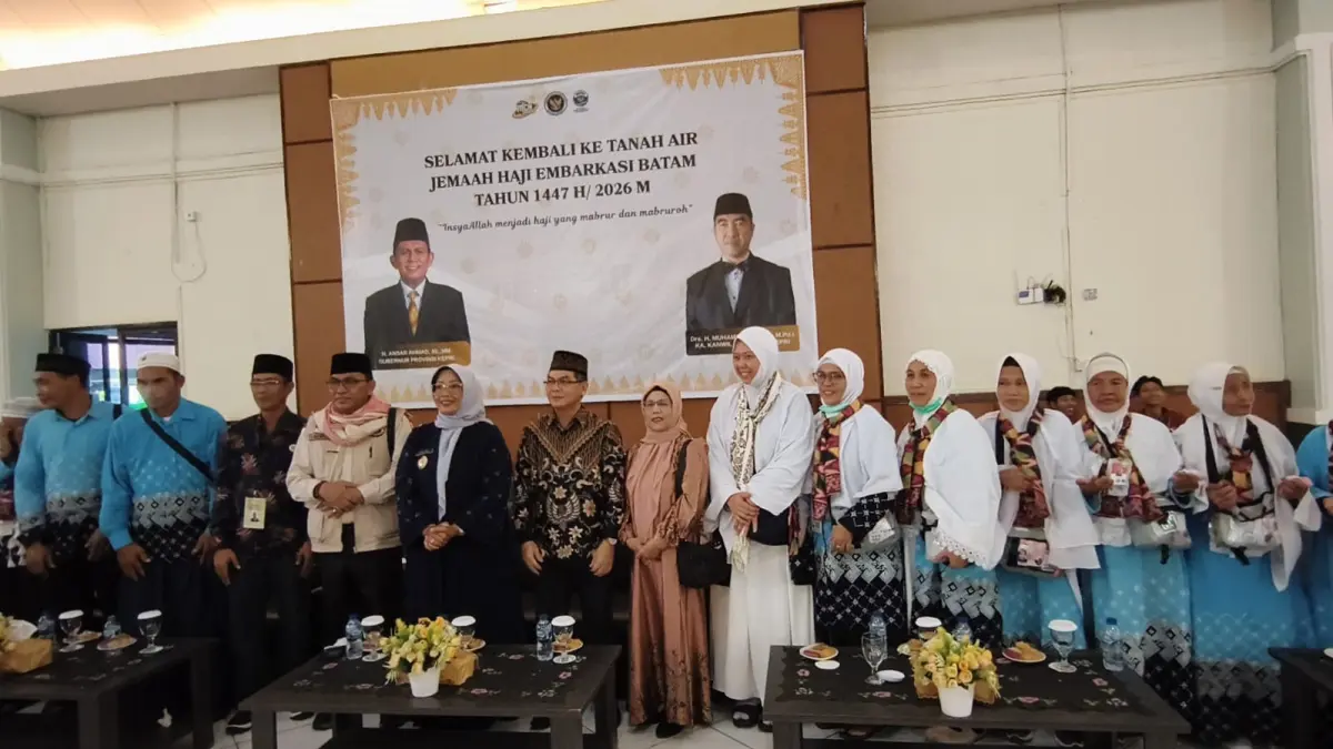 Bupati Erlina dan Kakan Kemenhaj Mempawah saat menjemput jemaah haji di Embarkasi Batam