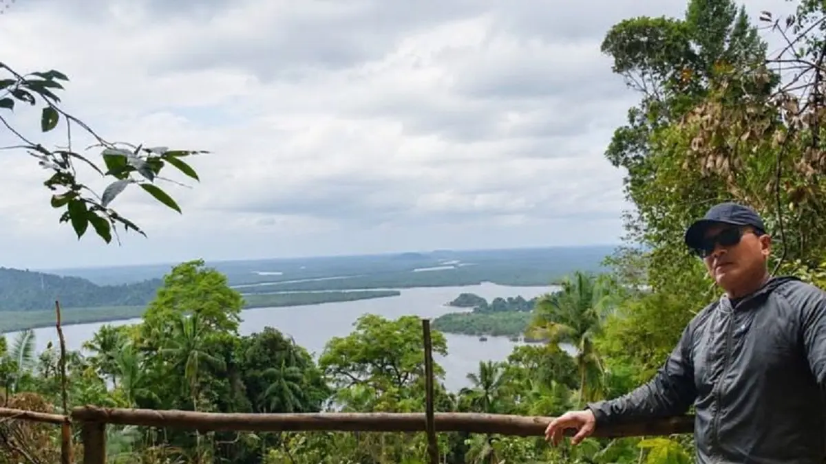 Bupati Kubu Raya Sujiwo mengunjungi kawasan Bukit Lalang di Kecamatan Batu Ampar. (Antara)