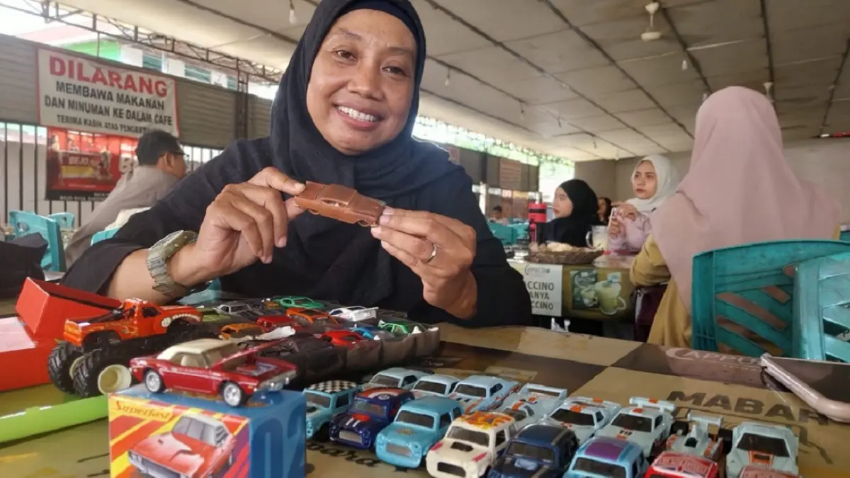 Dea, kolektor diecast memperlihatkan beberapa barang koleksinya. (SITI SULBIYAH/PONTIANAK POST)