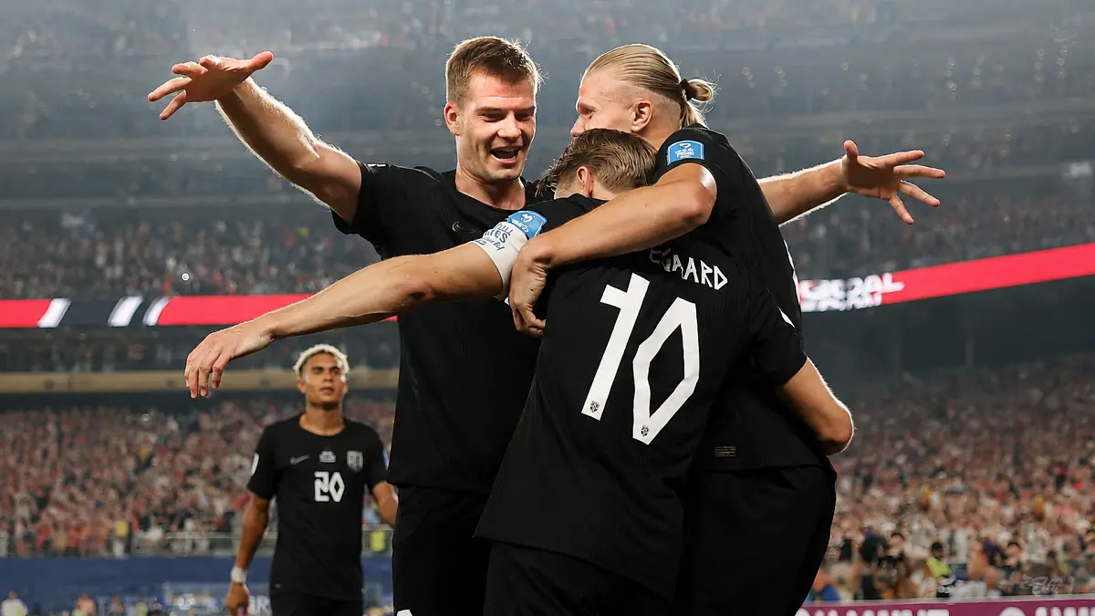 Erling Haaland merayakan salah satu dari dua golnya saat membawa Norwegia mengalahkan Senegal dan lolos ke babak gugur. (X@FIFAWorldCup)