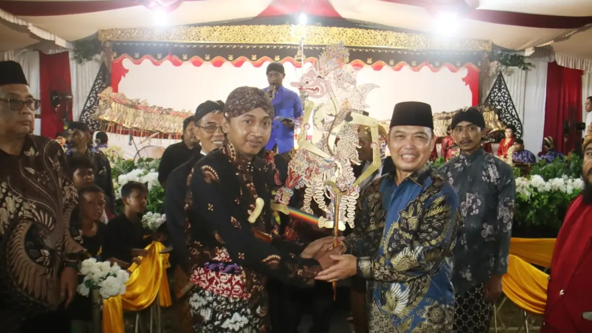 Gubernur Kalbar Ria Norsan hadir di HUT Kuda Kepang Maju Tresno di Siantan Hulu, Pontianak. (Adpim Pemprov Kalbar)
