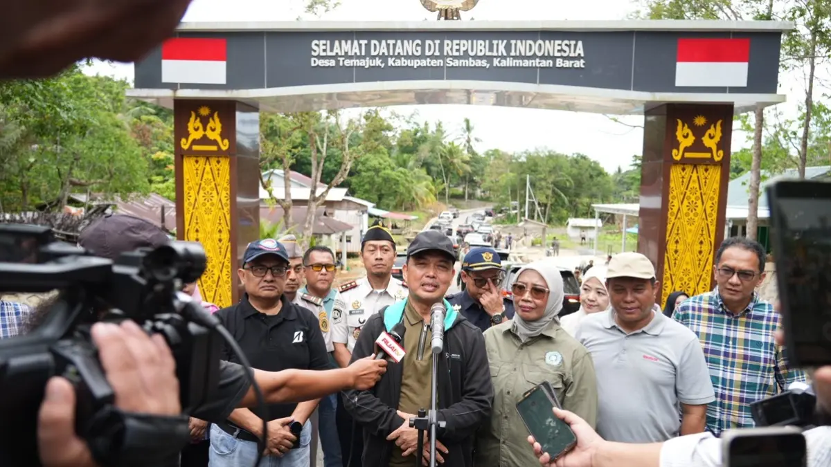 Gubernur Kalimantan Barat, Ria Norsan, meninjau langsung kesiapan reaktivasi Pos Lintas Batas (PLB) Temajuk di Kabupaten Sambas pada Minggu (14/6/2026).  (ADPIM PROV KALBAR)