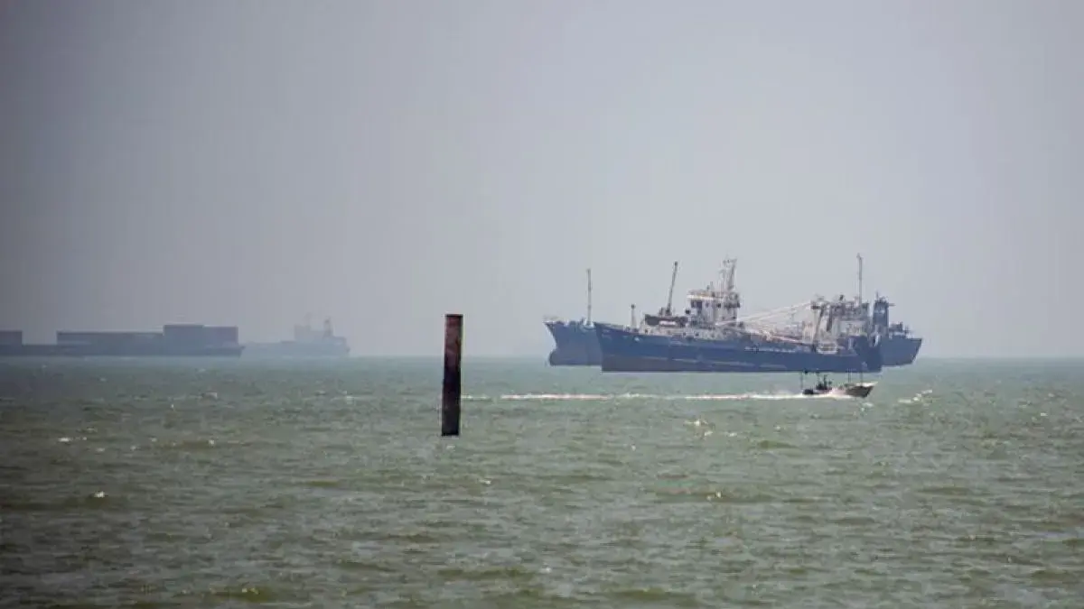 Kapal-kapal dagang berlayar di perairan lepas pantai kota pelabuhan selatan Bandar Abbas, Iran, Minggu (21/6/2026). (ANTARA/Anadolu)