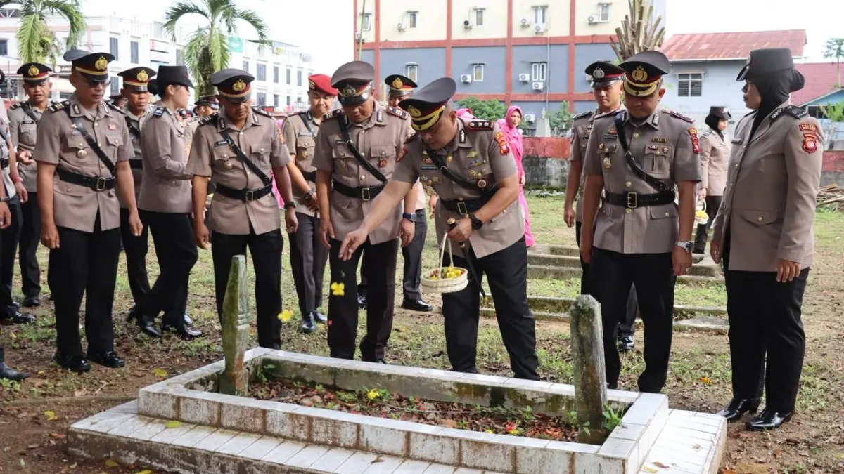 Kapolres Melawi AKBP Harris Batara Simbolon bersama jajarannya ziarah makam pahlawan dan tabur bunga di Taman Makam Bahagia Nanga Pinoh, Kabupaten Melawi, Selasa (23/6) dalam rangkaian peringatan Hari Bhayangkara ke-80. (DOK POLRES MELAWI)