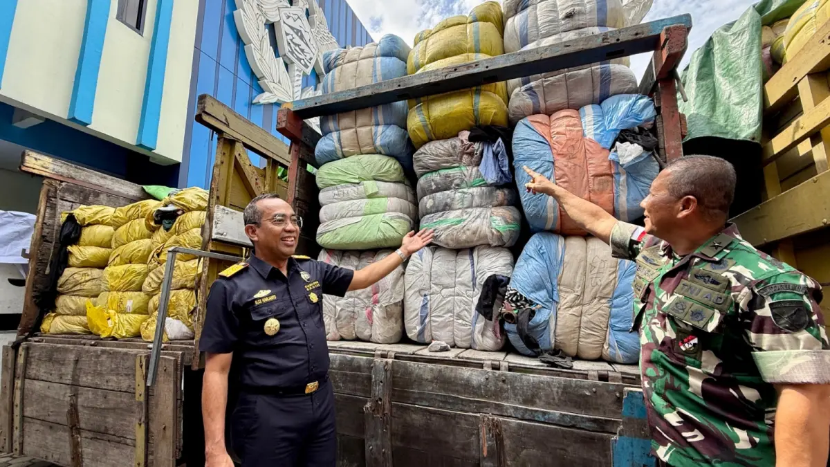 Konferensi pers terkait hasil penindakan pakaian bekas (Balepress) di Pelabuhan Tanjung Periok dan Kalbagbar oleh di halaman kantor Bea Cukai Kalbagbar, Selasa (23/6). (MEIDY KHADAFI/PONTIANAK POST)