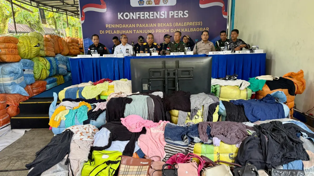 Konferensi pers terkait hasil penindakan pakaian bekas (Balepress) di Pelabuhan Tanjung Periok dan Kalbagbar oleh di halaman kantor Bea Cukai Kalbagbar, Selasa (23/6). (MEIDY KHADAFI/PONTIANAK POST)