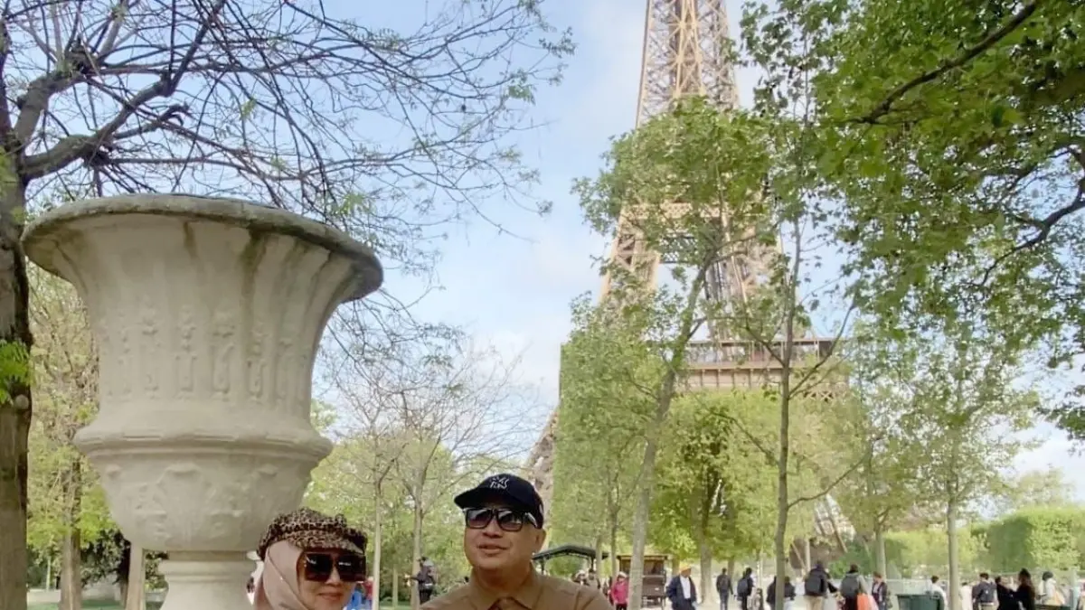 KOTA ROMANTIS: Penulis dan istri dengan latar belakang Grands Boulevards di Paris, Prancis, belum lama ini.&nbsp;