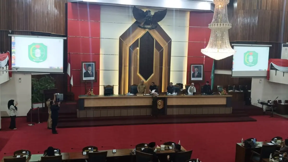 Mayoritas Fraksi di DPRD Provinsi Kalimantan Barat mendukung (Raperda) tentang Perubahan atas Peraturan Daerah Nomor 3 Tahun 2019 tentang Pengelolaan Barang Milik Daerah (BMD) yang dibahas di rapat paripurna, Selasa (23/6). (DENY HAMDANI/PONTIANAK POST)