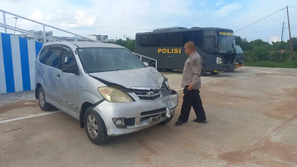 Mobil yang menabrak sepeda motor di Jalan Arteri Supadio, diamankan di Mapolres Kubu Raya Selasa (23/6) siang. (ISTIMEWA)