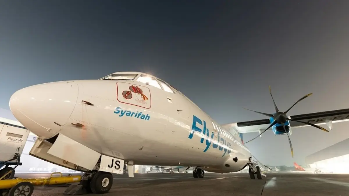 Pesawat ATR72 milik FlyJaya melayani penerbangan perdana rute langsung Halim Perdanakusuma-Ketapang, Senin (22/6/2026). Pembukaan rute baru tersebut diharapkan memperkuat konektivitas Kalimantan Barat serta mendukung perdagangan, investasi, dan pariwisata di Kabupaten Ketapang.