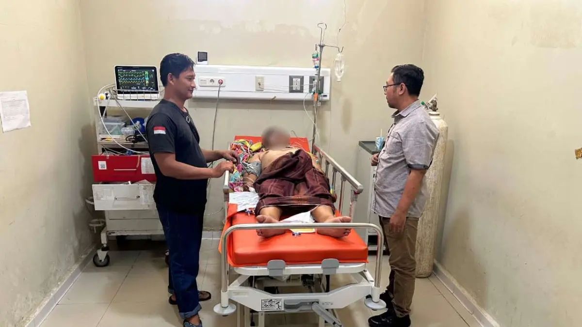 Personel Polsek Kapuas melakukan penanganan dan koordinasi setelah seorang warga di Kelurahan Tanjung Kapuas, Kabupaten Sanggau, ditemukan dalam kondisi darurat, Senin (22/6). Korban berhasil diselamatkan dan kini menjalani perawatan medis.
