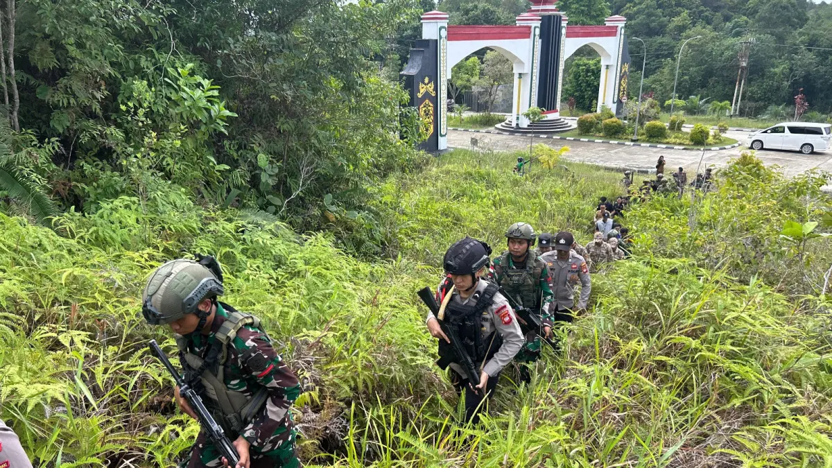 Personel Satbrimob Polda Kalbar melaksanakan patroli gabungan dalam Operasi Pengamanan Perbatasan RI–Malaysia di wilayah perbatasan, Selasa (23/6/2026), sebagai upaya memperketat pengawasan dan mencegah aktivitas ilegal lintas batas. (Istimewa)