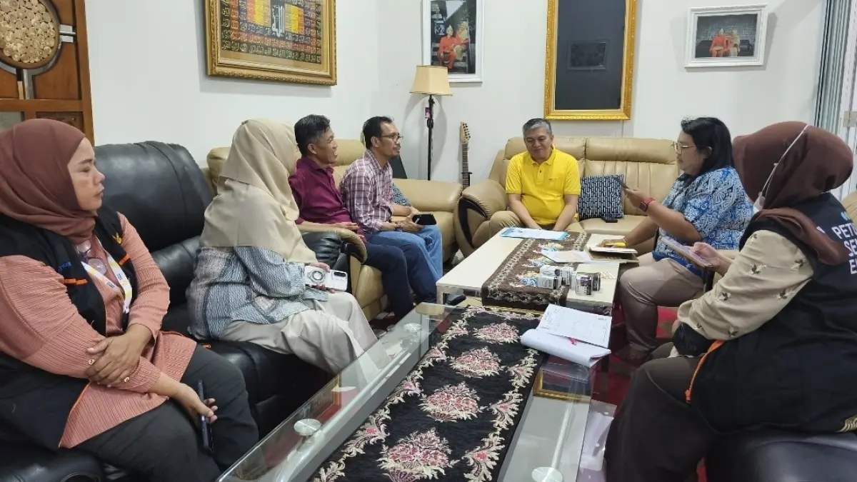 Petugas Sensus Ekonomi 2026 BPS Kubu Raya melakukan pendataan di rumah Sekda Kubu Raya, Yusran Anizam. Selain di rumah warga, pendataan juga dilakukan di unit usaha dan sejenisnya. (ISTIMEWA)