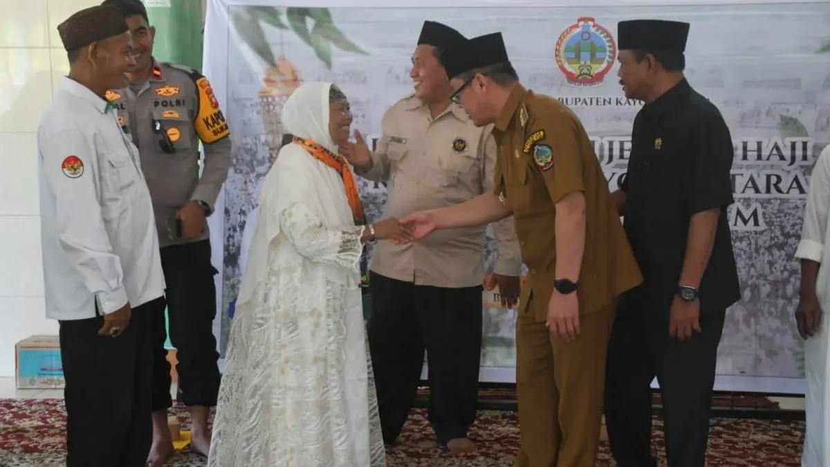 PULANG : Bupati Kayong Utara, Romi Wijaya hadir langsung menyambut kepulangan para jemaah sebagai bentuk perhatian dan komitmen pemerintah daerah.(IST)